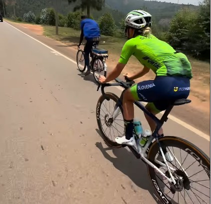 Tadej Pogacar treina com Urska Zigart em Ruanda e registra momento divertido ao ser ultrapassado por Ruandês; assista o vídeo 2 girodociclismo.com.br tadej pogacar treina com urska zigart em ruanda e registra momento divertido ao ser ultrapassado por ruandes assista o video image