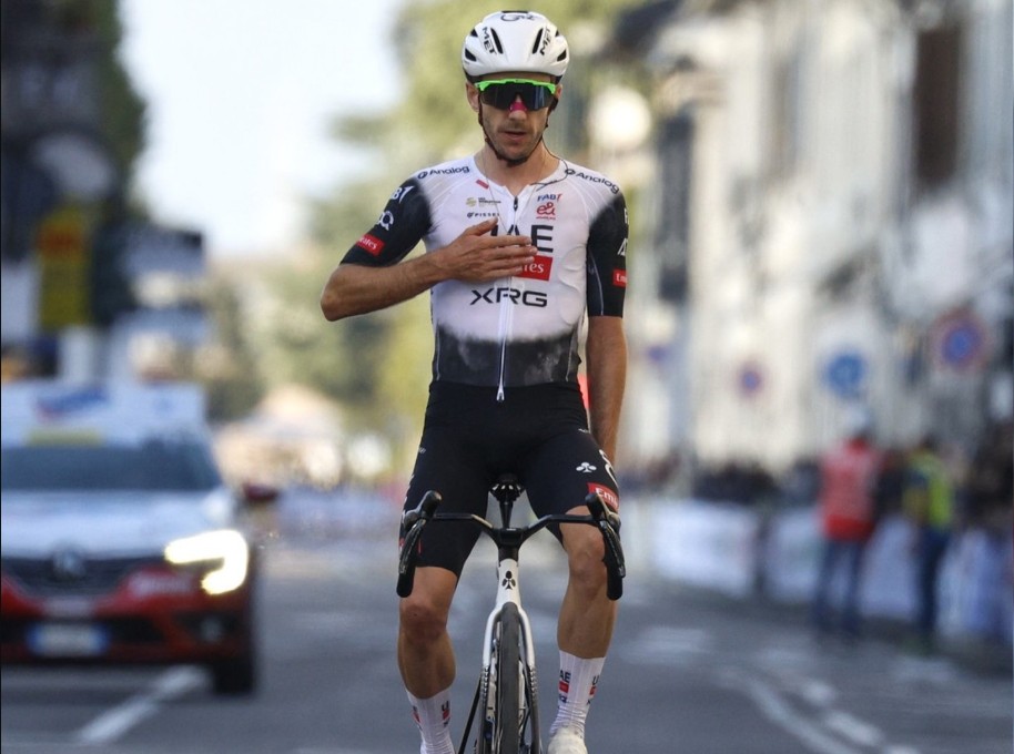 UAE Emirates domina a Coppa Agostoni e Adam Yates vence com tranquilidade, confira os resultados e a chegada 5 girodociclismo.com.br adam yates vence a coppa agostoni na italia confira os resultados e a chegada image