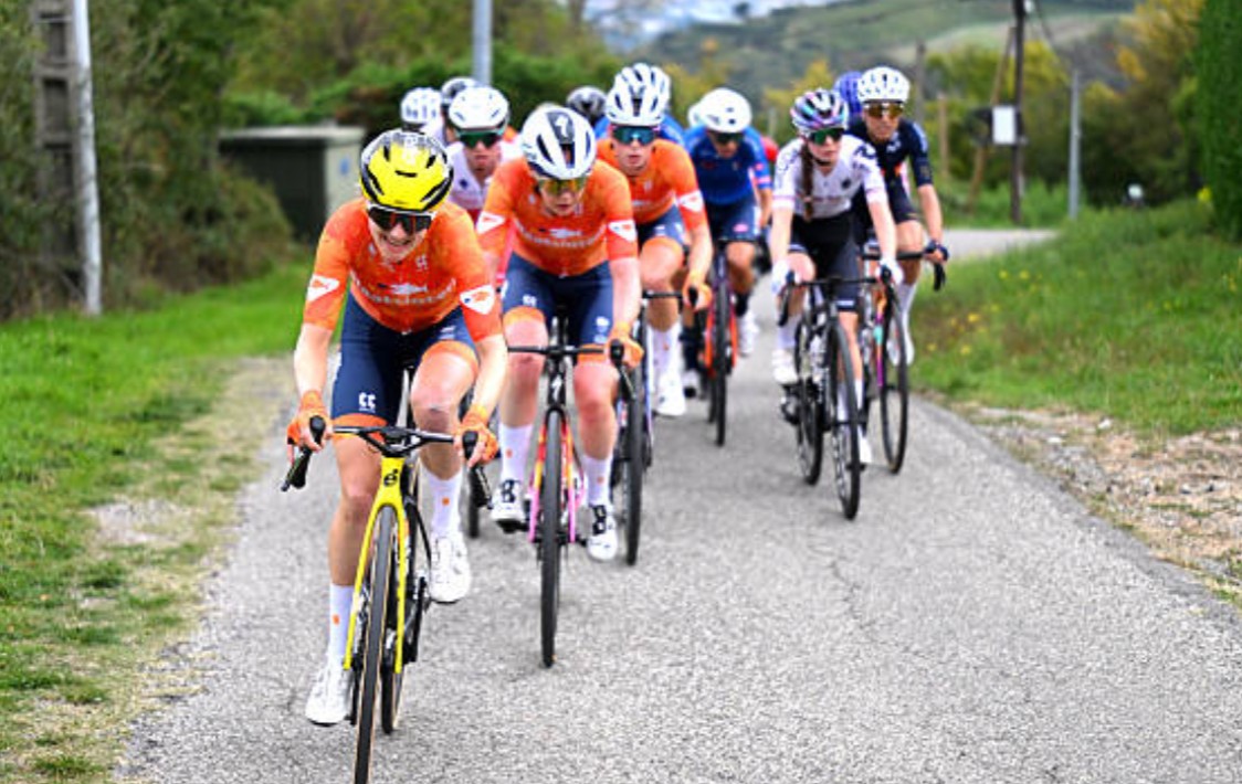 Campeonato Europeu de Ciclismo: Demi Vollering é campeã após longo voo solo, confira os resultados e a chegada 4 girodociclismo.com.br campeonato europeu de ciclismo demi vollering e campea apos longo voo solo confira os resultados e a chegada image 13