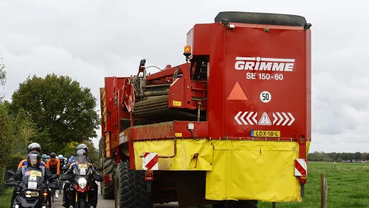 girodociclismo.com.br caos no tour da holanda veiculos invadem percurso e 3a etapa e cancelada nao teremos mais corridas na holanda afirma organizador image