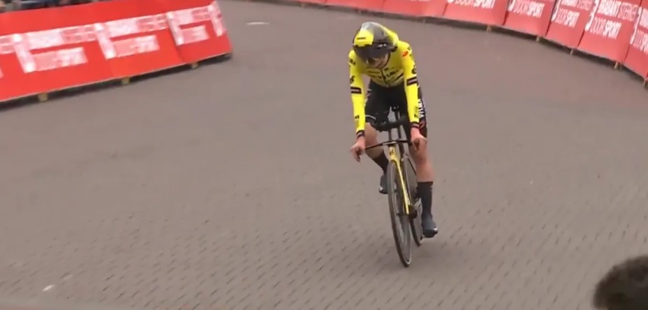 girodociclismo.com.br ciclista da visma lease a bike erra local da chegada e gera momento inusitado do tour da holanda assista o video image
