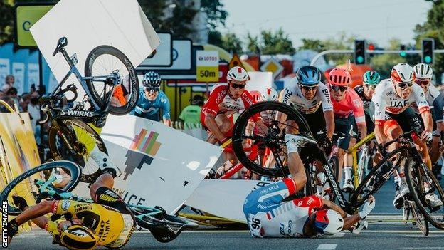 girodociclismo.com.br ciclistas escondem graves sintomas de concussao para competir corri sem enxergar direito um absurdo image