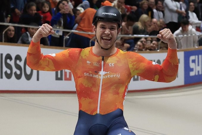 girodociclismo.com.br ele e o tadej pogacar da pista agacha com 270 kg e gira 260 rpm fenomeno holandes faz historia com 4 titulos no mundial de pista assista os videos image