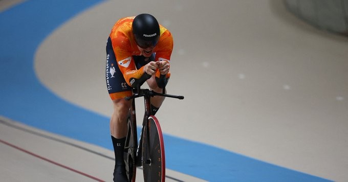 girodociclismo.com.br ele e o tadej pogacar da pista agacha com 270 kg fenomeno holandes faz historia com 4 titulos no mundial de pista assista os videos image