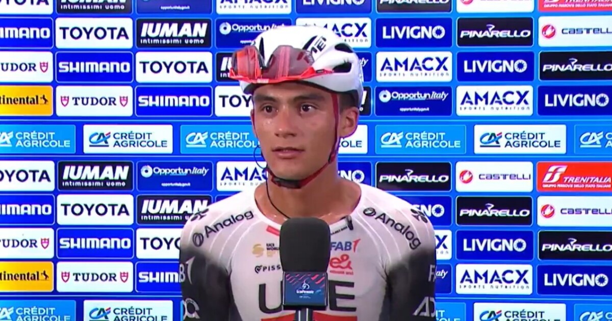 Isaac Del Toro analisa a vitória dominante na Gran Piemonte "Se não conseguisse ir sozinho, seria mais difícil vencer", assista a entrevista completa 1 girodociclismo.com.br isaac del toro celebra vitoria dominante no gran piemonte e destaca confianca da equipe image 1