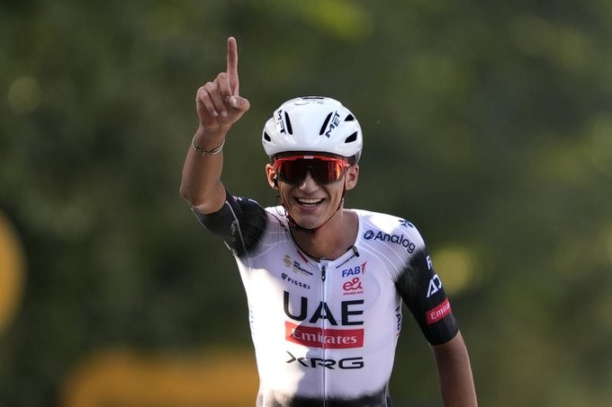 Isaac Del Toro analisa a vitória dominante na Gran Piemonte "Se não conseguisse ir sozinho, seria mais difícil vencer", assista a entrevista completa 4 girodociclismo.com.br isaac del toro celebra vitoria dominante no gran piemonte e destaca confianca da equipe image 4