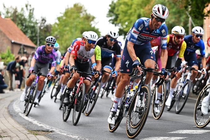 Jordi Meeus bate grandes sprinters e vence a Binche-Chimay-Binche, confira os resultados e a chegada 3 girodociclismo.com.br jordi meeus vence binche chimay binche com sprint decisivo em pepiniere image 4
