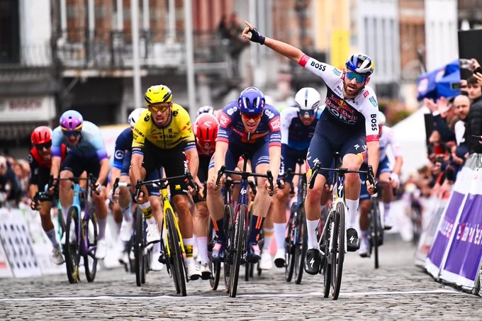 Jordi Meeus bate grandes sprinters e vence a Binche-Chimay-Binche, confira os resultados e a chegada 6 girodociclismo.com.br jordi meeus vence binche chimay binche com sprint decisivo em pepiniere image