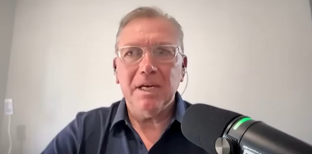 girodociclismo.com.br lance armstrong e johan bruyneel analisam o tour de france 2026 tadej pogacar e o favorito em 2o jonas depois alguem da uae emirates assista o video image