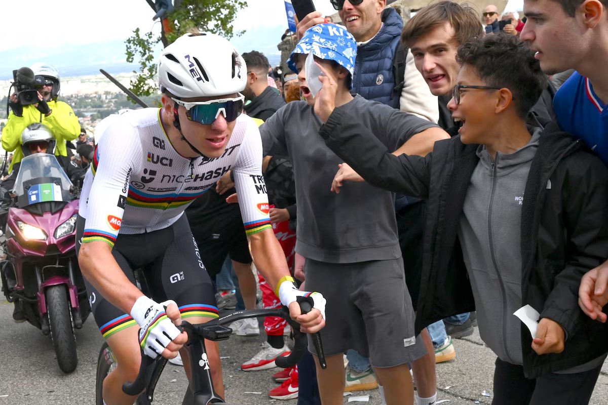 girodociclismo.com.br mae de tadej pogacar revela pressao e ate desrespeito com o campeao mundial colocam adesivos gritam com ele e se ele parar image