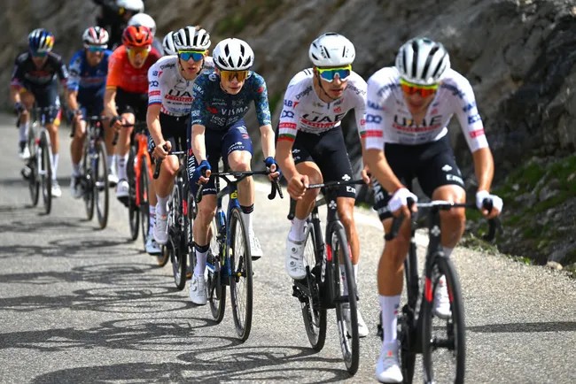 girodociclismo.com.br o pelotao ja viu que juan ayuso faz o que quer lenda do ciclismo analisa a polemica saida do espanhol da uae emirates image 1