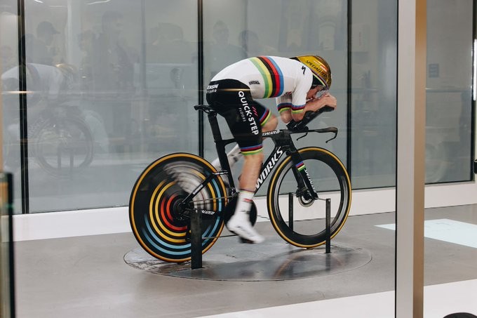 Remco Evenepoel passa 15 horas em túnel de vento "ele é tão perfeccionista quanto um piloto de F1" afirma Specialized 1 girodociclismo.com.br remco evenepoel passa 15 horas em tunel de vento da specialized ele e tao perfeccionista quanto um piloto de f1 revela image