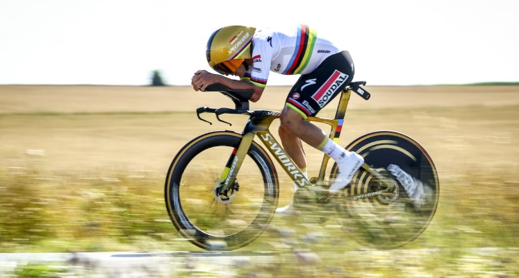 Remco Evenepoel passa 15 horas em túnel de vento "ele é tão perfeccionista quanto um piloto de F1" afirma Specialized 2 girodociclismo.com.br remco evenepoel passa 15 horas em tunel de vento ele e tao perfeccionista quanto um piloto de f1 revela specialized image 1