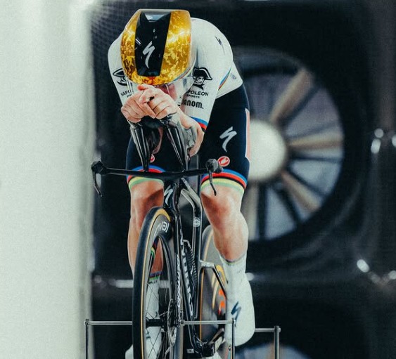 Remco Evenepoel passa 15 horas em túnel de vento "ele é tão perfeccionista quanto um piloto de F1" afirma Specialized 3 girodociclismo.com.br remco evenepoel passa 15 horas em tunel de vento ele e tao perfeccionista quanto um piloto de f1 revela specialized image