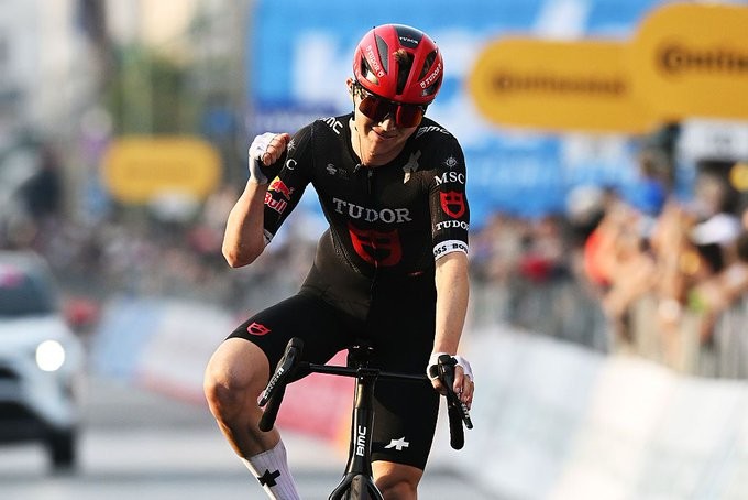 "Remco Evenepoel simplesmente queimava minhas pernas" Michael Storer descreve a luta pela 3ª posição na Il Lombardia, assista o vídeo 2 girodociclismo.com.br remco evenepoel simplesmente queimava minhas pernas michael storer descreve o duelo com evenepoel na il lombardia assista o video image 1