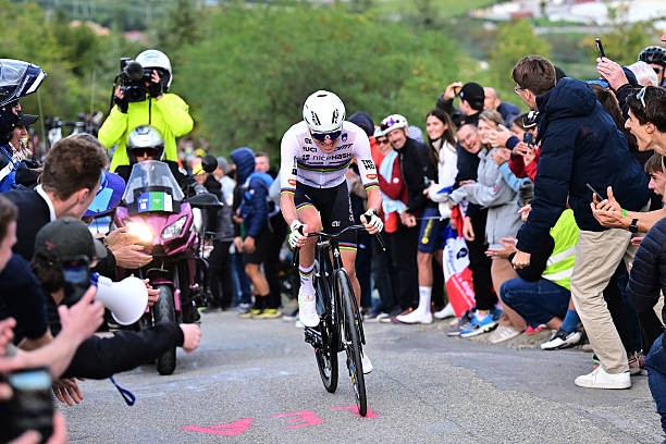 girodociclismo.com.br tadej pogacar e comparado a eddy merckx e gera debate sobre dominio no ciclismo nao esta fazendo nenhum favor ao esporte image 3