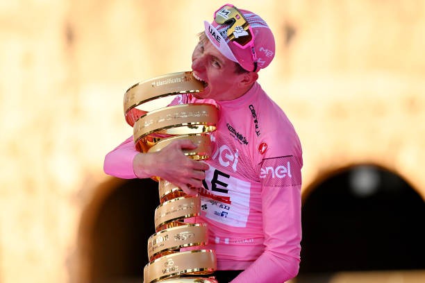 girodociclismo.com.br tadej pogacar e historia viva temos que aprecia lo diretor da uae emirates fala sobre a dominancia do esloveno e prepara 2026 image 4