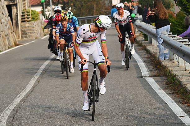 girodociclismo.com.br tadej pogacar nao troca de marcha no ataque ele aumenta a cadencia remco evenepoel admite que fara ajustes no treinamento em 2026 image 2