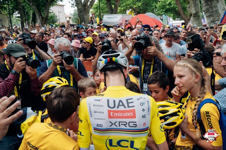 girodociclismo.com.br tadej pogacar pode dizer sim para 100 fotos agora 5 000 e mais dificil agente de tadej pogacar fala sobre a popularidade do campeao mundial image 1
