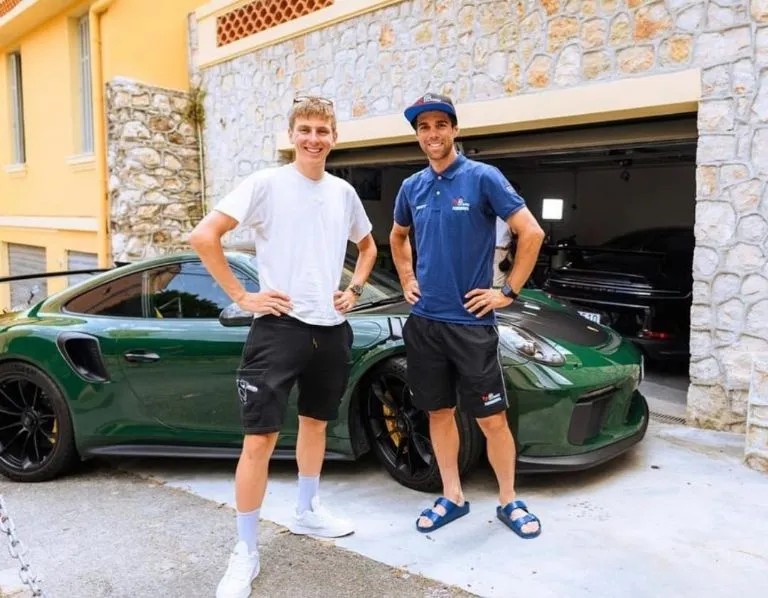girodociclismo.com.br tadej pogacar surge com super carro esloveno desfila com edicao limitada de audi de 240 mil euros assista o video image 1