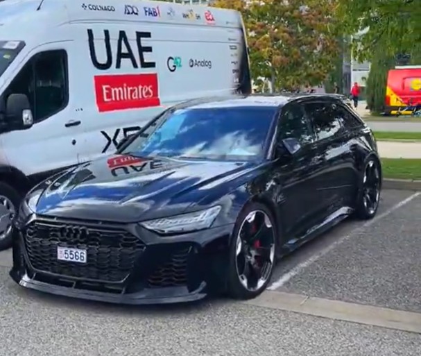 girodociclismo.com.br tadej pogacar surge com super carro esloveno desfila com edicao limitada de audi de 240 mil euros assista o video image