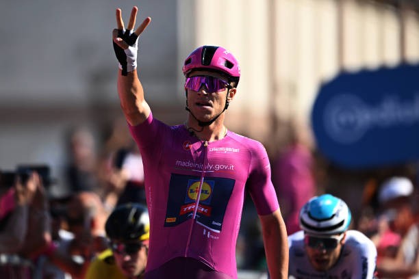 girodociclismo.com.br a uae emirates e a visma estao mais fortes campeao da camisa verde do tour de france analisa a temporada assista o video image 4