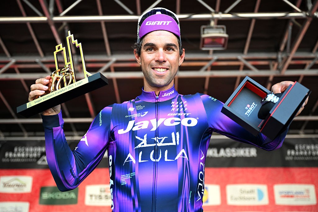 girodociclismo.com.br camisa verde do tour de france renova contrato apos grave problema de saude confira o anuncio da jayco alula image