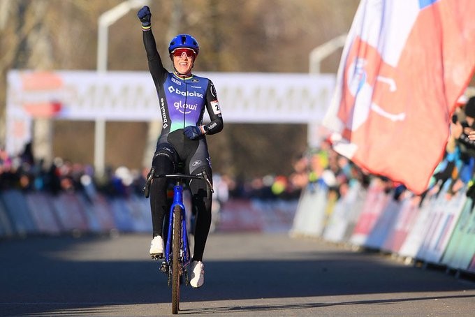 girodociclismo.com.br copa do mundo de ciclocross lucinda brand bate sara casasola no sprint em tabor confira os resultados e a chegada image