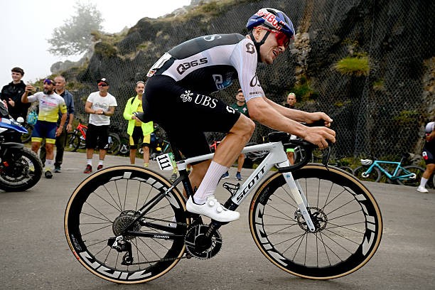 girodociclismo.com.br equipe de tom pidcock anuncia mudanca de nome pinarello assume como principal patrocinadora confira o anuncio oficial image 2 3