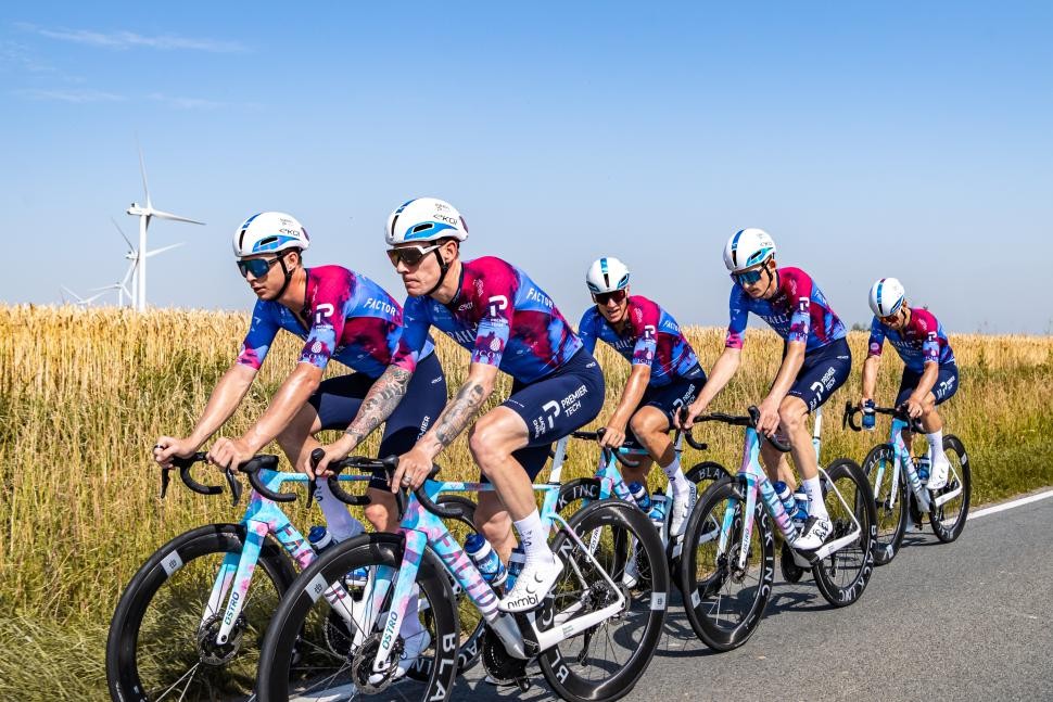girodociclismo.com.br israel premier tech sofre novo reves equipe perde fornecedor de bicicletas novas scott sao vistas em centro de treinamento image