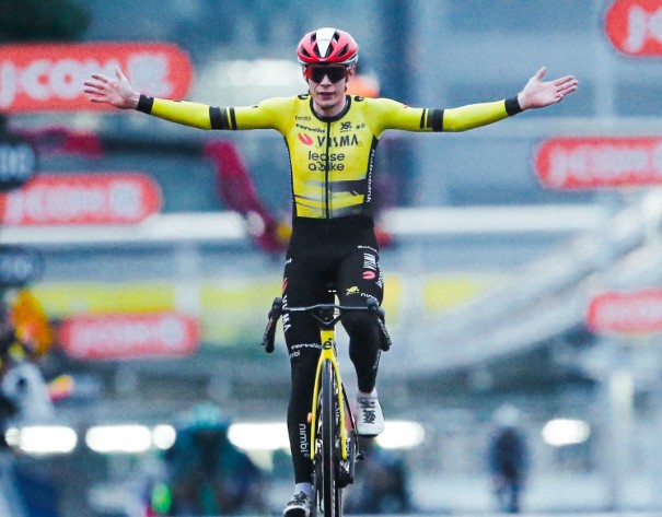girodociclismo.com.br jonas vingegaard analisa a vitoria e a queda no saitama criterium foi muito dificil entrei muito rapido e perdi o controle assista o video image 3