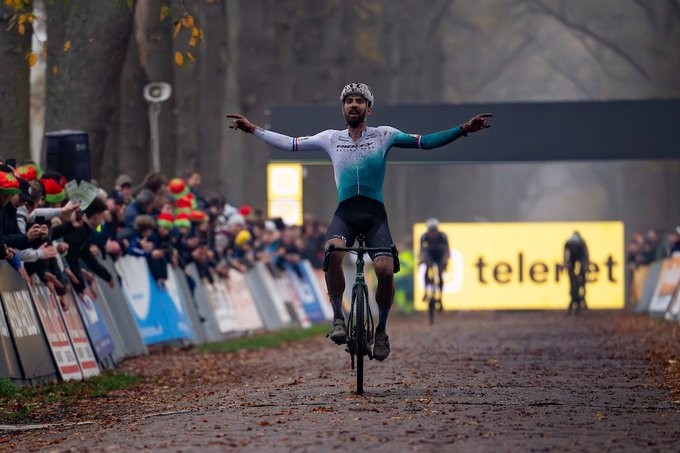 girodociclismo.com.br joris nieuwenhuis supera queda e vence o superprestige merksplas confira os resultados e a chegada image 2