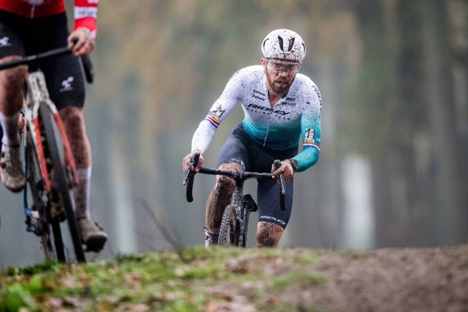 girodociclismo.com.br joris nieuwenhuis supera queda e vence o superprestige merksplas confira os resultados e a chegada image