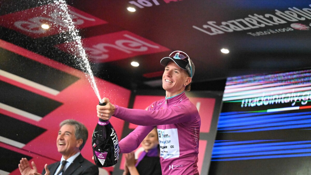 girodociclismo.com.br maglia ciclamino do giro ditalia com nova funcao na visma lease a bike serei o ultimo homem de wout van aert e matthew brennan image 1