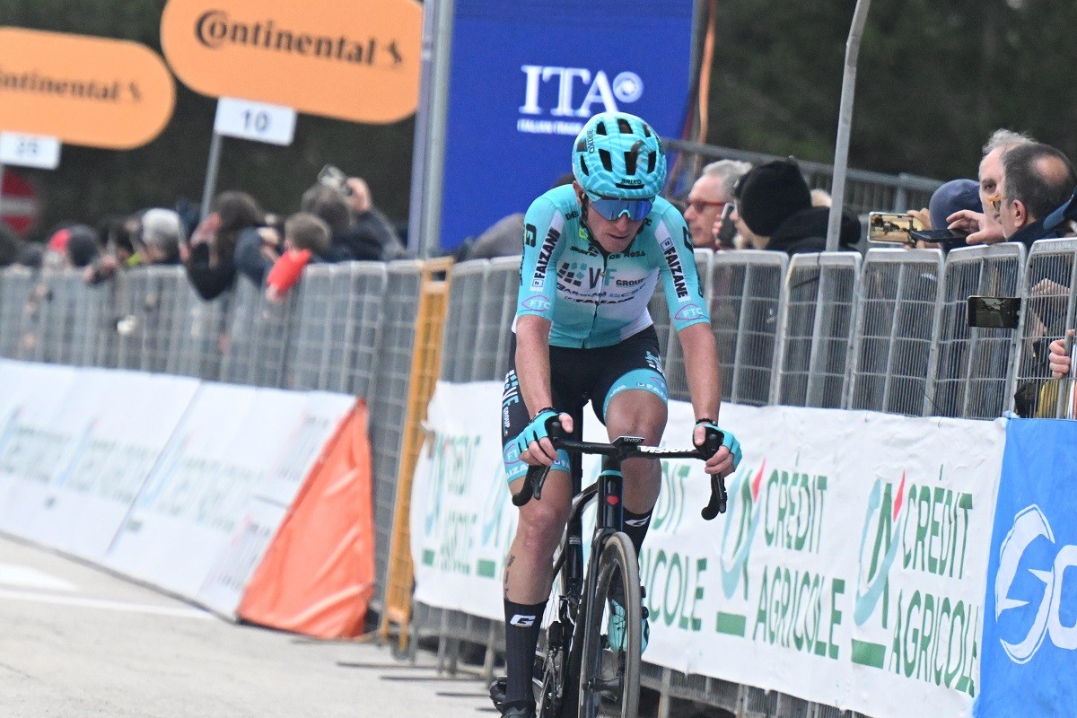 girodociclismo.com.br maglia ciclamino do giro ditalia com nova funcao na visma lease a bike serei o ultimo homem de wout van aert e matthew brennan image 2