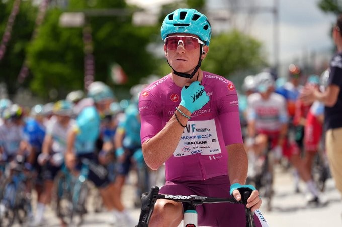 girodociclismo.com.br maglia ciclamino do giro ditalia com nova funcao na visma lease a bike serei o ultimo homem de wout van aert e matthew brennan image 5