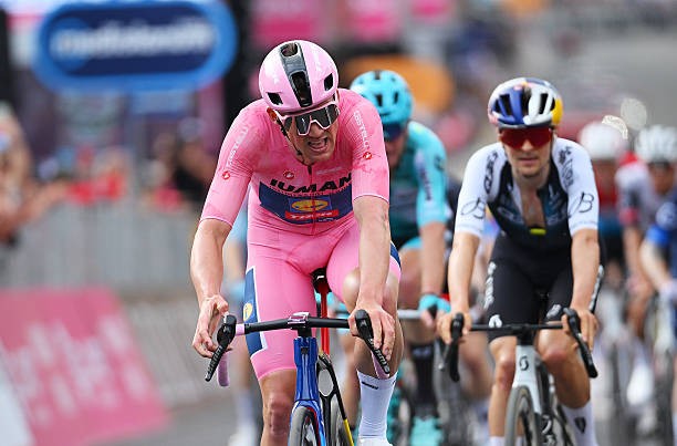 girodociclismo.com.br maglia rosa do giro ditalia lamenta inicio da carreira eu deveria ter levado as coisas mais a serio eu brincava demais assista o video image