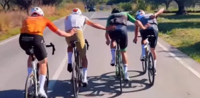 girodociclismo.com.br mathieu van der poel sofre curioso reves e e auxiliado por colegas de treino assista o divertido video image