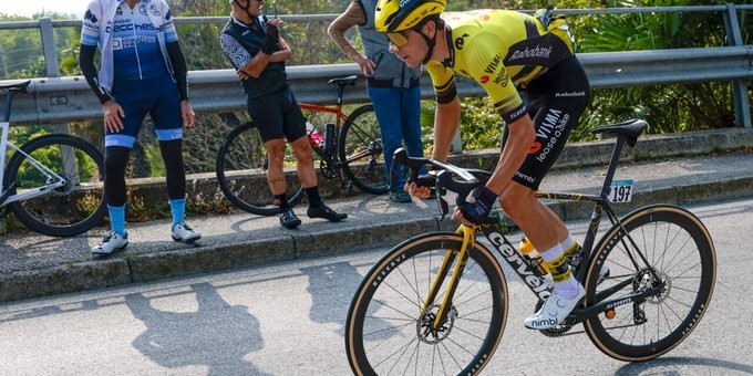 girodociclismo.com.br nao vou vencer o pogacar ou o evenepoel preciso mais explosao jovem prodigio belga inicia jornada na movistar assista o video image 3