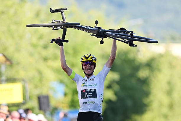 girodociclismo.com.br nao vou vencer o pogacar ou o evenepoel preciso mais explosao jovem prodigio belga inicia jornada na movistar assista o video image 5