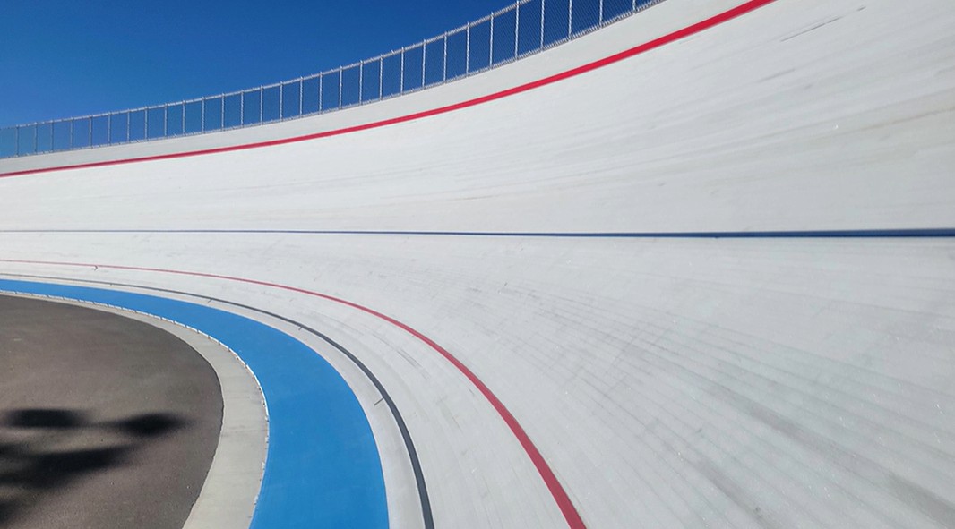 Primeiro velódromo de alumínio no mundo é inaugurado nos Estados Unidos "é surreal, esta pista está entre as melhores", confira os detalhes 2 girodociclismo.com.br o primeiro velodromo de aluminio do mundo e inaugurado no arizona image