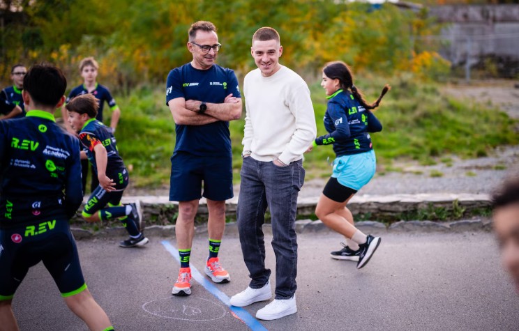 girodociclismo.com.br remco evenepoel visita sua academia de ciclismo antes das ferias jovens sao surpreendidos pelo idolo image 2