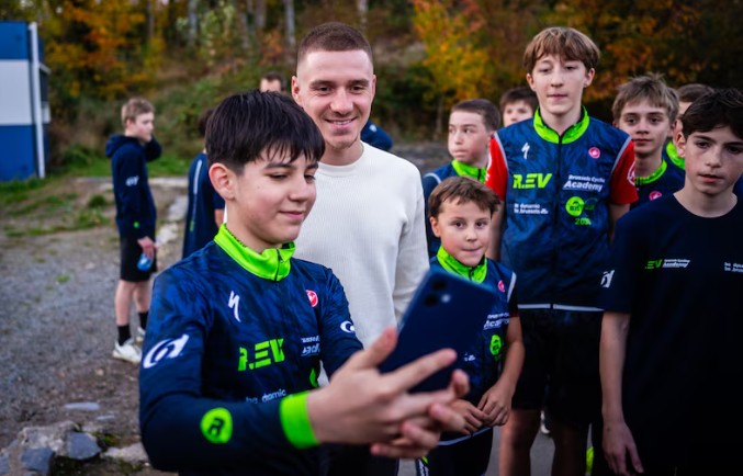 girodociclismo.com.br remco evenepoel visita sua academia de ciclismo antes das ferias jovens sao surpreendidos pelo idolo image