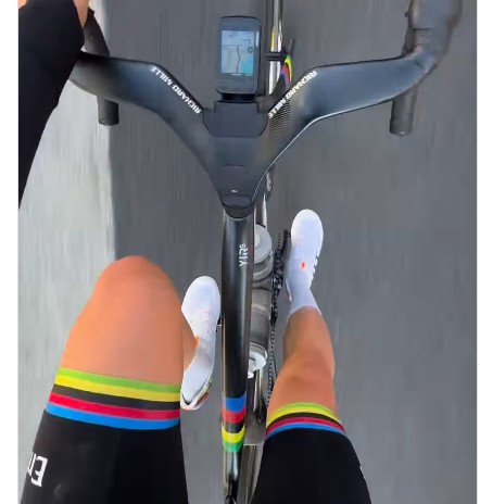 girodociclismo.com.br tadej pogacar exibe pela 1a vez a camisa de campeao europeu esloveno nao podera utiliza la em competicoes assista o video image 1