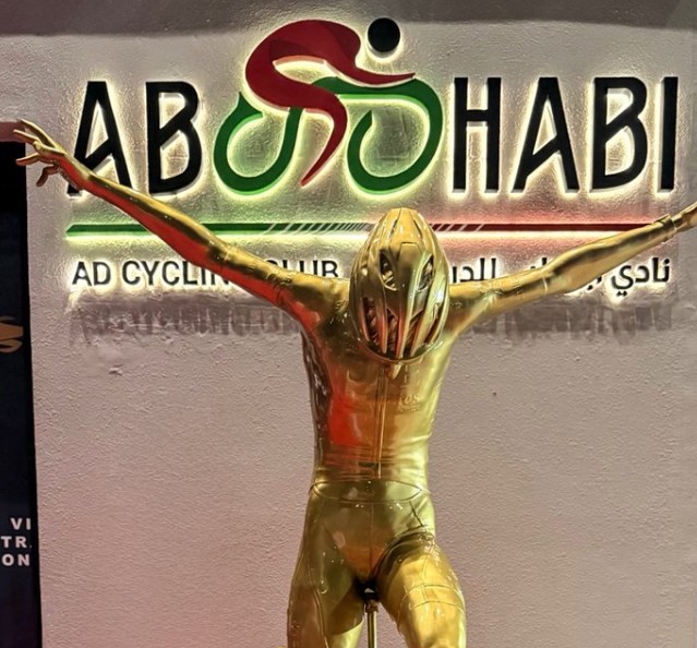 girodociclismo.com.br tadej pogacar ganha estatua dourada em abu dhabi ciclista em reconhecimento a sua carreira image