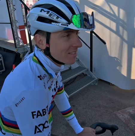 girodociclismo.com.br tadej pogacar recebe pedido inusitado triatleta frances promete tatuar frase escrita pelo campeao mundial image 1