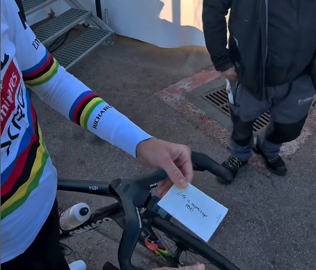 girodociclismo.com.br tadej pogacar recebe pedido inusitado triatleta frances promete tatuar frase escrita pelo campeao mundial image 2