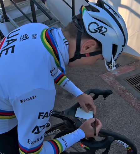 girodociclismo.com.br tadej pogacar recebe pedido inusitado triatleta promete tatuar frase escrita pelo campeao mundial image