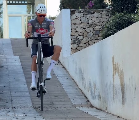 girodociclismo.com.br viraliza video de mathieu van der poel holandes demonstra habilidade impressionante em escadaria na espanha confira o video image