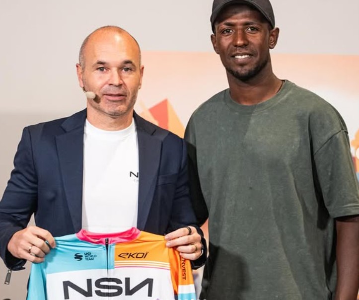 girodociclismo.com.br andres iniesta abraca o ciclismo e apresenta a nsn cycling com biniam girmay paixao anterior ao futebol assista o video image 1